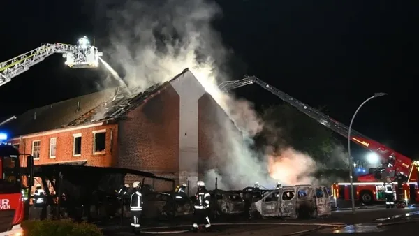 Großbrand in Zeven: Mehrere Autos und Reihenhaus in Flammen