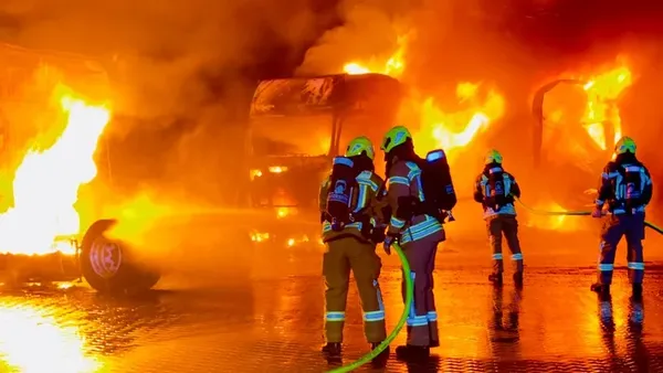 Zwei Lkw auf Firmengelände in Ahlhorn abgebrannt