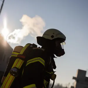 Feuerwehr rettet zwei Katzen aus brennendem Dachstuhl