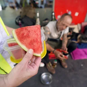 Wasser, Schatten, 112 – Obdachlose bei Hitze unterstützen