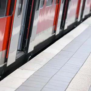 Junggesellenabschied lässt Dynamit-Attrappe in S-Bahn liegen