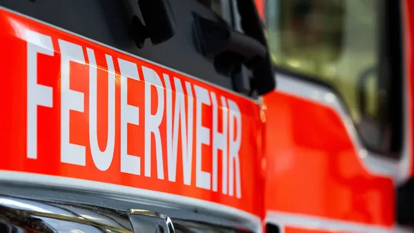 Dachstuhlbrand in Bremen: Löscharbeiten dauern seit Montag an