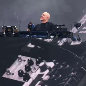 Tausende Raver feiern bei Kalkbrenner-Konzert