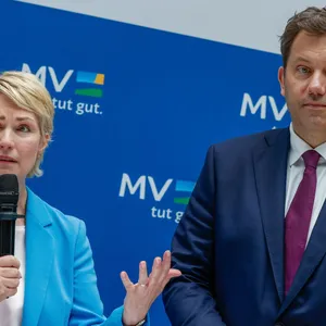 U-Boot-Auftrag - zufriedene Mienen in Berlin und Schwerin