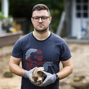 Familie findet kistenweise Knochen im Garten