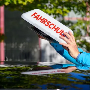 Teure Führerscheine – Diskussion über Fahrlehrer als Prüfer