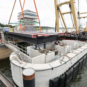 Erstes Brückenteil der neuen Schleibrücke sitzt