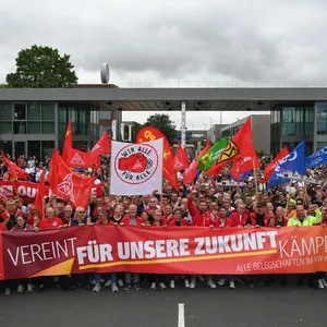 1.500 Menschen protestieren in Emden gegen Sparpläne bei VW