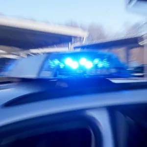 Hochzeitskorso wirft Pyrotechnik – Polizei stoppt acht Autos