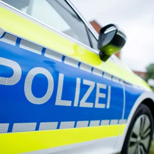 Auto kracht nach Kollision mit Radfahrer gegen Hauswand