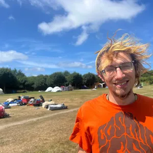 Demos und Dosenbier: Punk-Camp auf Sylt gestartet