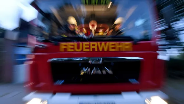 Dachstuhlbrand in Westerland auf Sylt – Bewohner müssen Wohnungen räumen