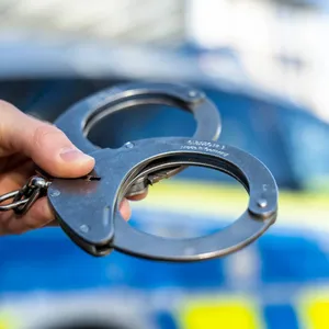 Durchsuchung, Drogenfund und vier Festnahmen in Heide