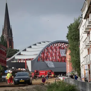 Eine Brücke fährt durch Hamburg - Echte Zentimeterarbeit