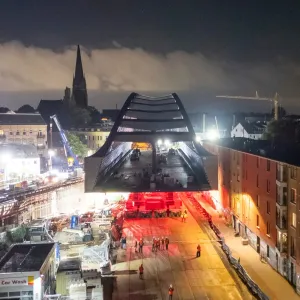 Eine Brücke rollt durch Hamburg - Echte Zentimeterarbeit