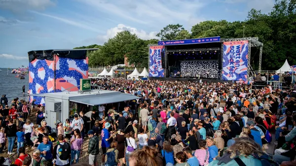 Giant Rooks, Wigald Boning und Luisa Neubauer beim "Watt en Schlick Fest"