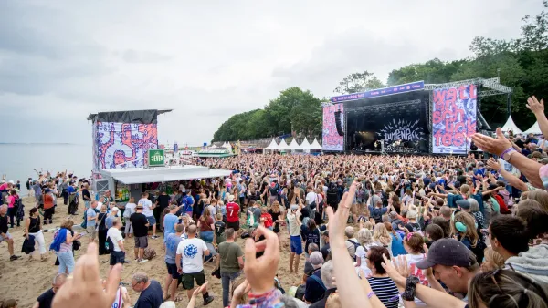 Giant Rooks, Wigald Boning und Luisa Neubauer beim "Watt en Schlick Fest"