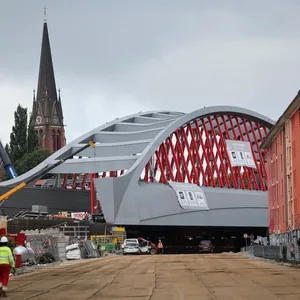 Bahn: Hamburgs neue Sternbrücke ist eingebaut