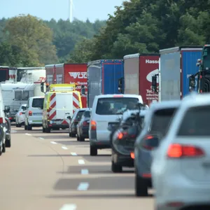 Polizei stoppt Autofahrer in Rettungsgasse