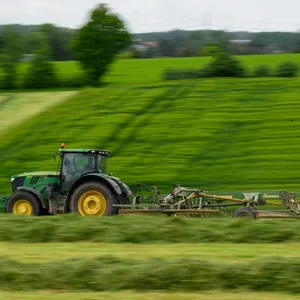 Frau wird tödlich unter Traktor eingeklemmt