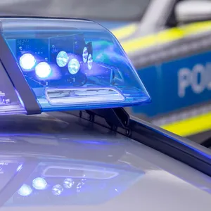 Auto fährt auf A7 auf Kleinbus auf - Acht Verletzte