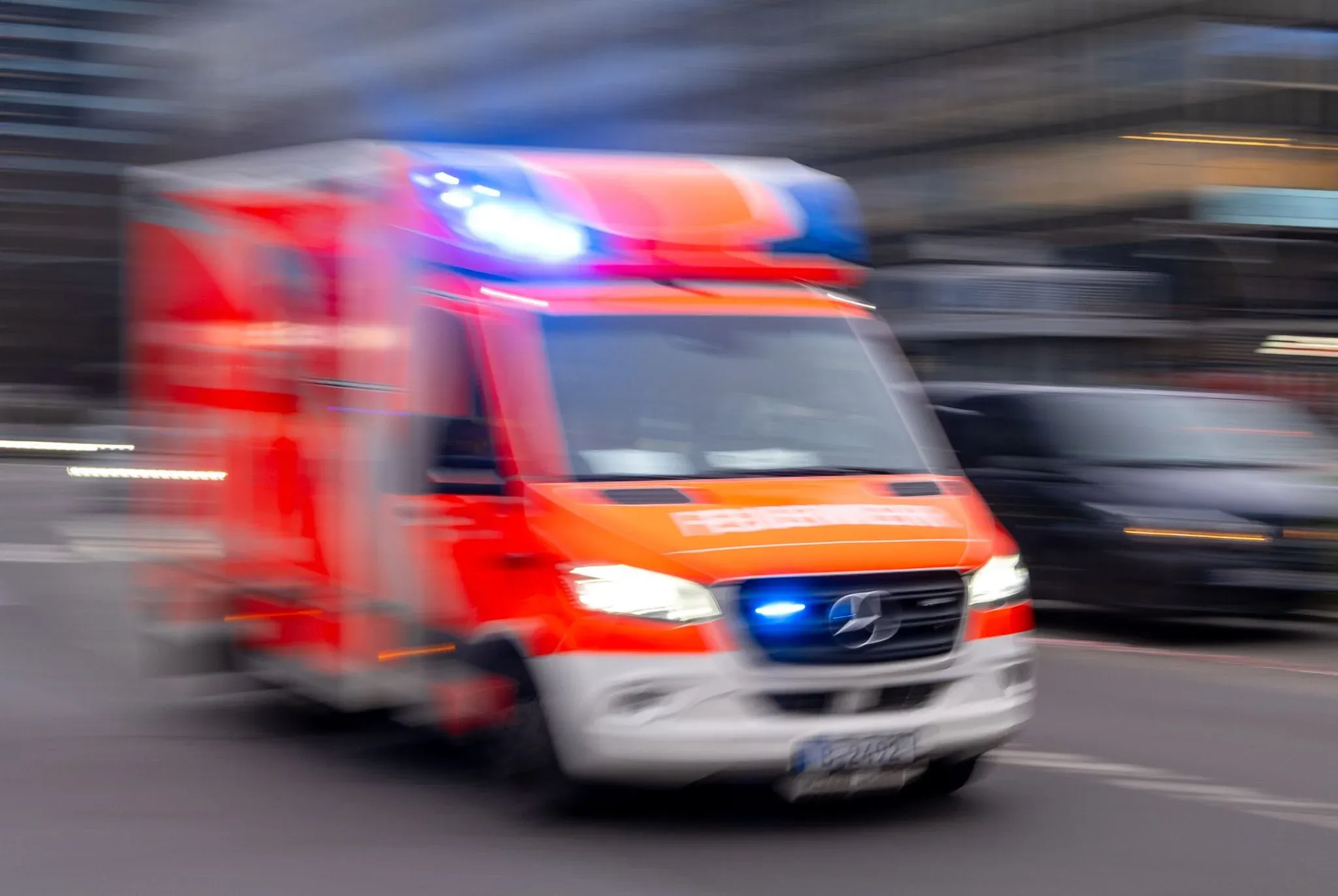Der Motorradfahrer schwebt nach dem Unfall in Lebensgefahr. (Symbolbild)