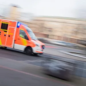Reifen löst sich auf Autobahn von Fahrzeug - vier Verletzte