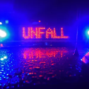 Motorradunfall: 24-Jähriger fliegt 20 Meter durch die Luft