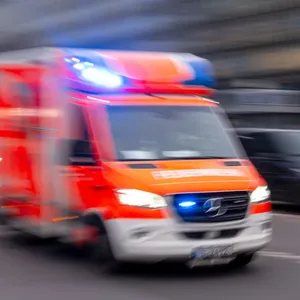 Seniorin wird von Bus überrollt und schwebt in Lebensgefahr