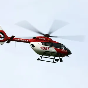 Motorradfahrer rutscht nach Auffahrunfall unter Traktor