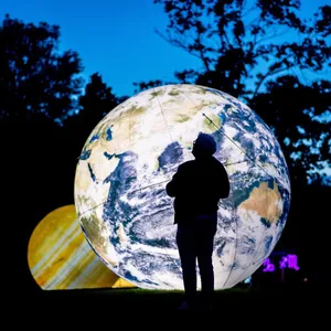 «Lichtzauber» in der Abenddämmerung im Park der Gärten