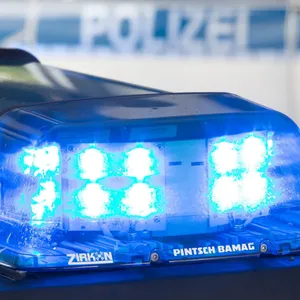 Auto überschlägt sich auf A 28 – Fahrer in Lebensgefahr