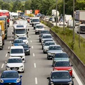 Wochenendverkehr beginnt mit Staus rund um Hamburg