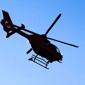 Motorrad und Fahrrad kollidieren - Mann in Lebensgefahr
