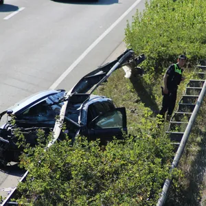 Mit Auto unter Leitplanke geraten: Mann wird schwer verletzt