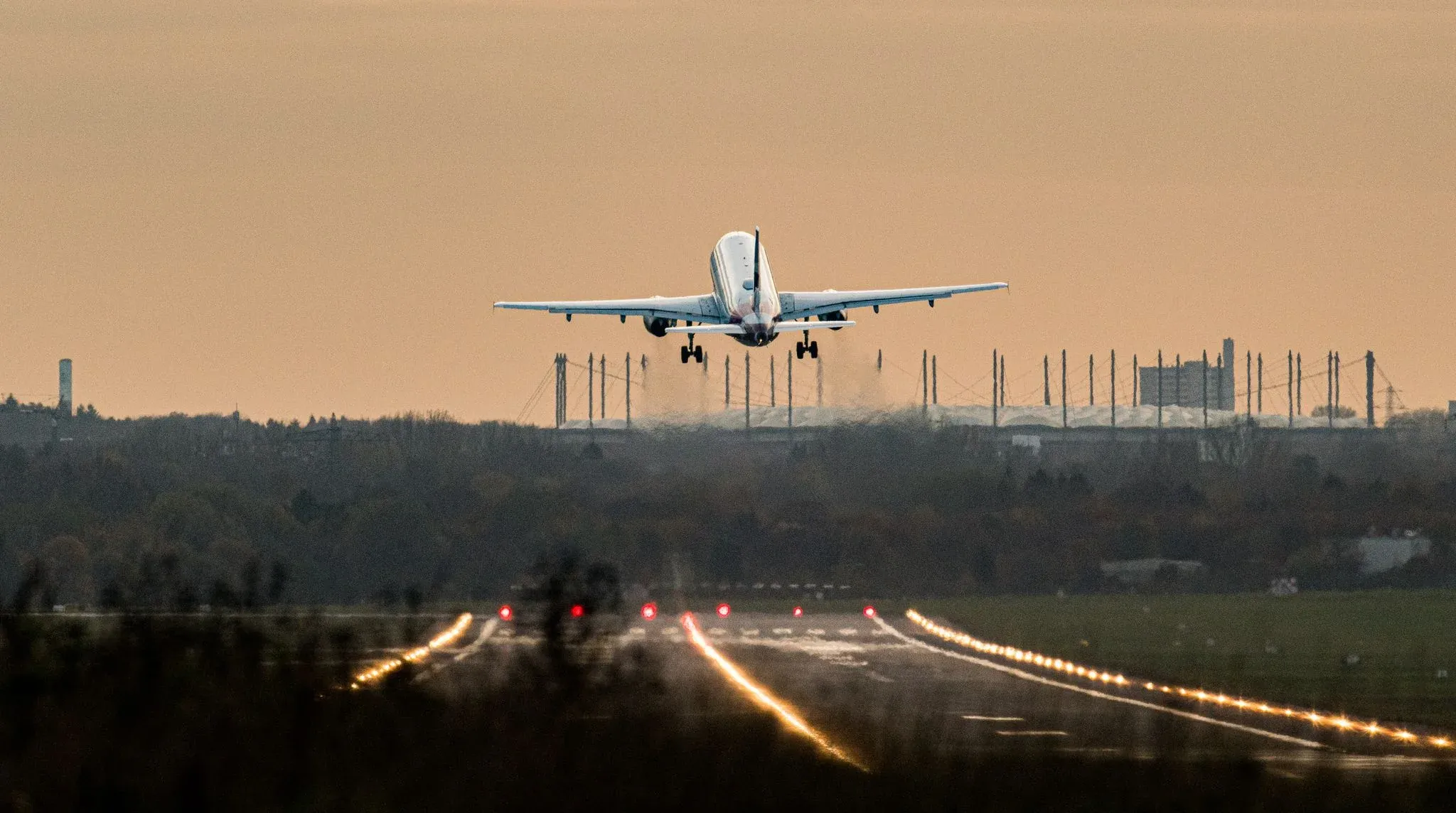 Nach einer Drohnensichtung stoppt der Hamburger Flughafen kurzzeitig alle Flüge. (Archivbild)