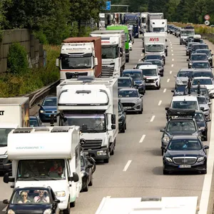 Wagen überschlägt sich auf A1 – Autobahn voll gesperrt