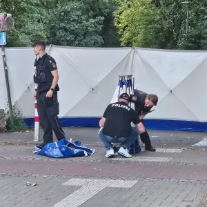 Fußgänger stirbt nach Schlägen - Fahnder suchen Autofahrer