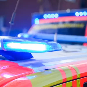 33-jähriger Autofahrer gerät in Gegenverkehr und stirbt