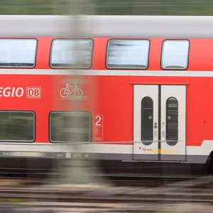 Regionalexpress mit Fußballfans bleibt liegen