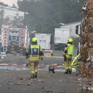 Feuer in Entsorgungsfirma löst Großeinsatz aus