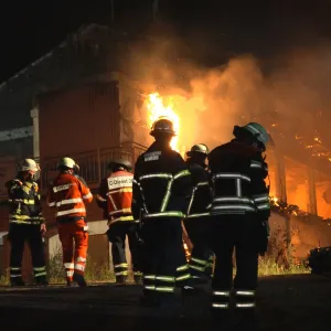 Ehemaliges Hotel steht in Flammen - Großeinsatz in Hamburg