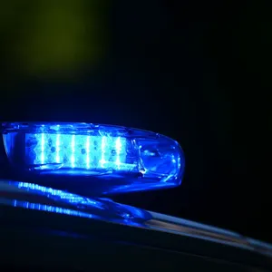 Auto überschlägt sich – zwei junge Menschen schwer verletzt