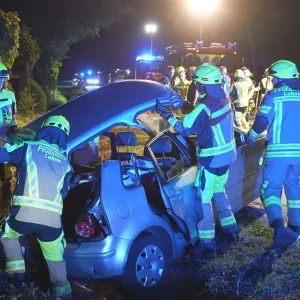 Nach Überholmanöver: fünf junge Erwachsene schwer verletzt