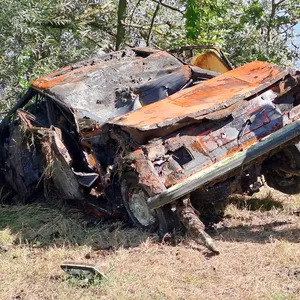 Angler entdeckt mehrere Jahrzehnte altes Autowrack im See