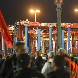 Warnstreik im Hamburger Hafen - Verdi fordert 8 Prozent mehr