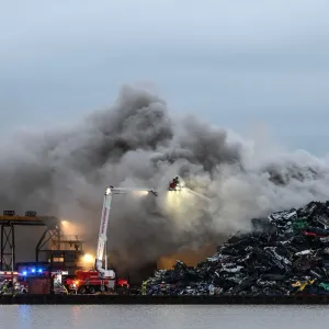 Schrottplatzbrand in Leer: Löscharbeiten dauern noch Stunden