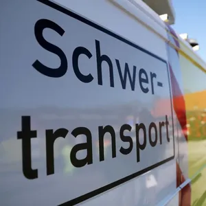 Polizei stoppt 60-Tonnen-Transport mit erheblichen Mängeln