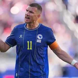 Schalke-Oldie Dzeko beendet internationale Karriere