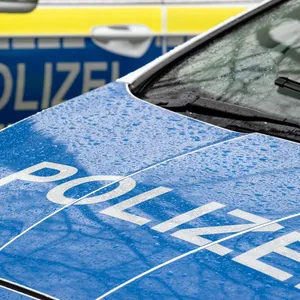 Mann soll Seniorin auf die Straße gestoßen haben
